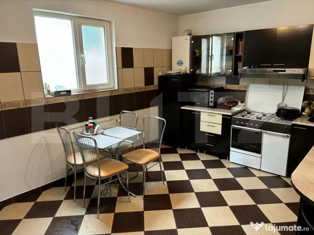 Casa P+1 de vanzare, cu 4 camere, 180 mp, zona Micro 2