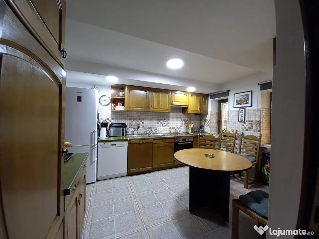 Apartament central la demisol înalt