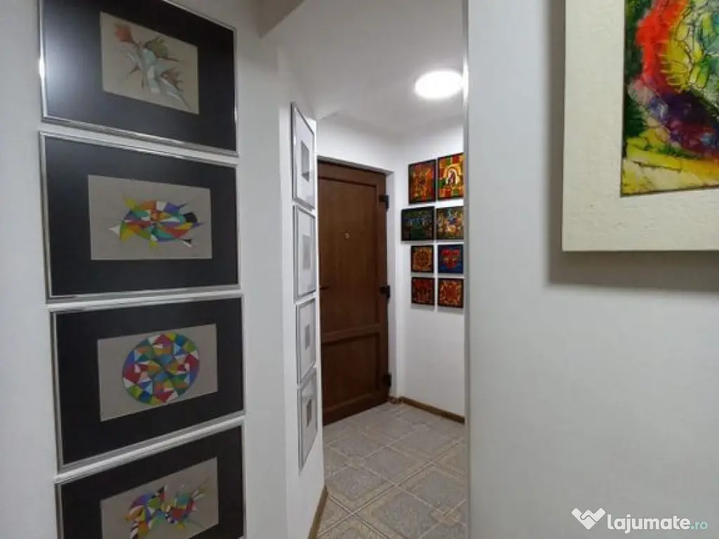 Apartament central la demisol înalt