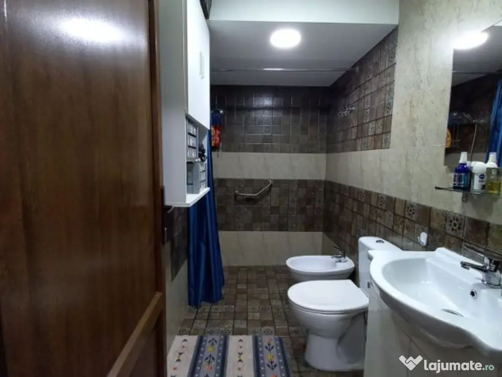 Apartament central la demisol înalt