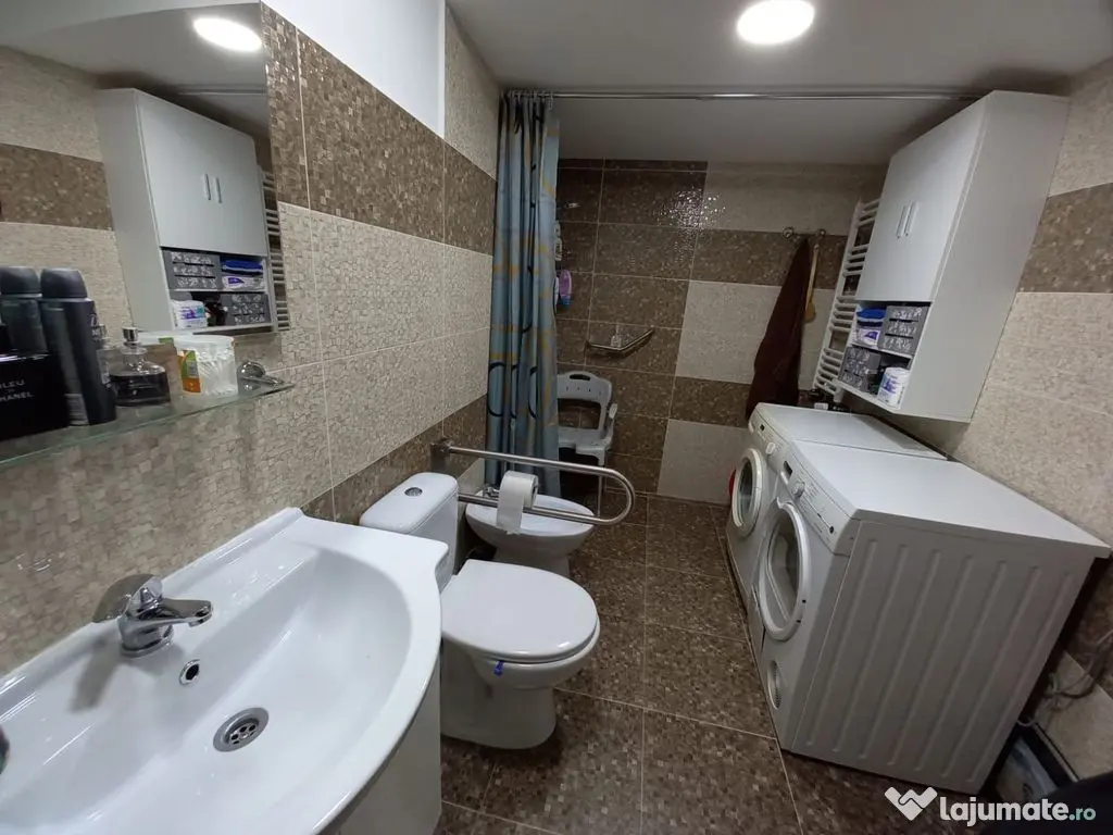 Apartament central la demisol înalt