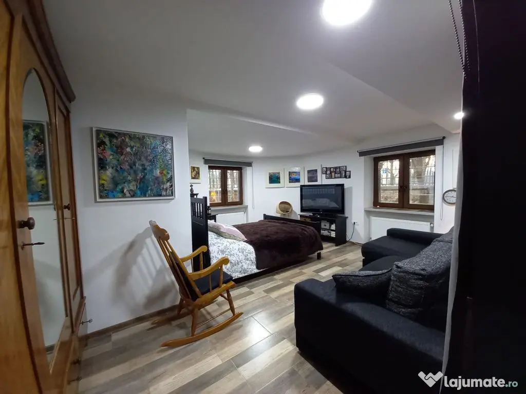 Apartament central la demisol înalt