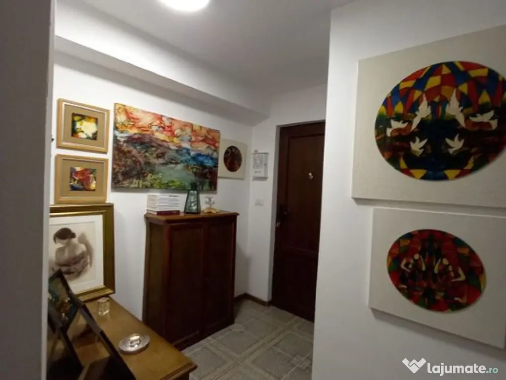 Apartament central la demisol înalt