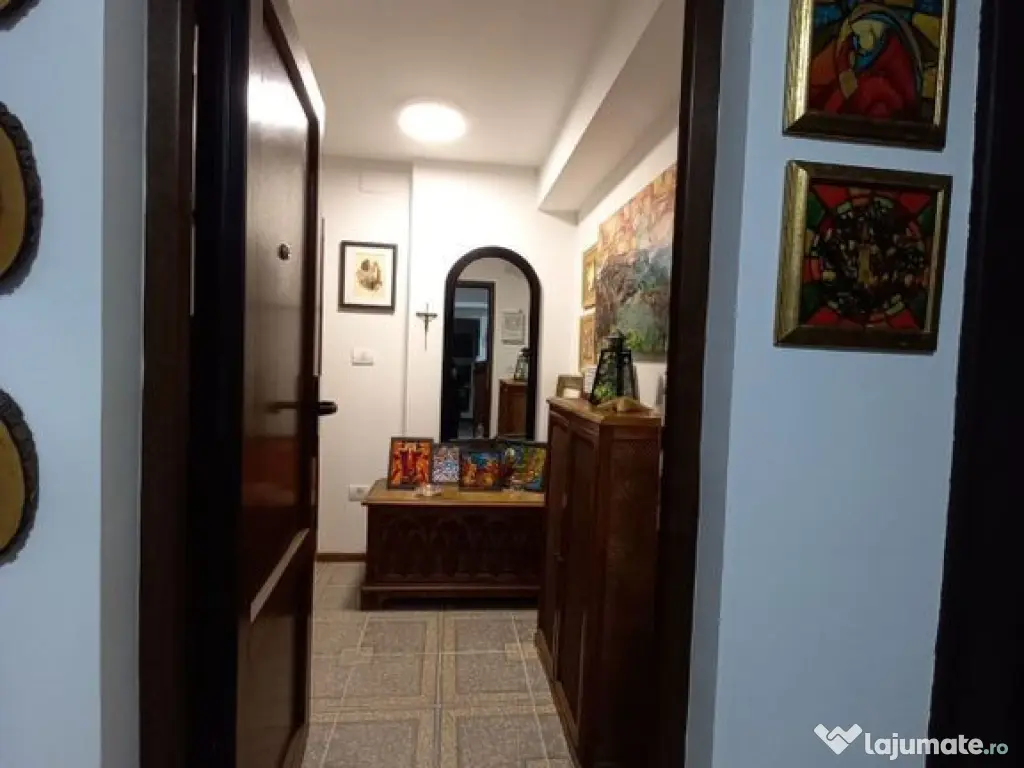 Apartament central la demisol înalt