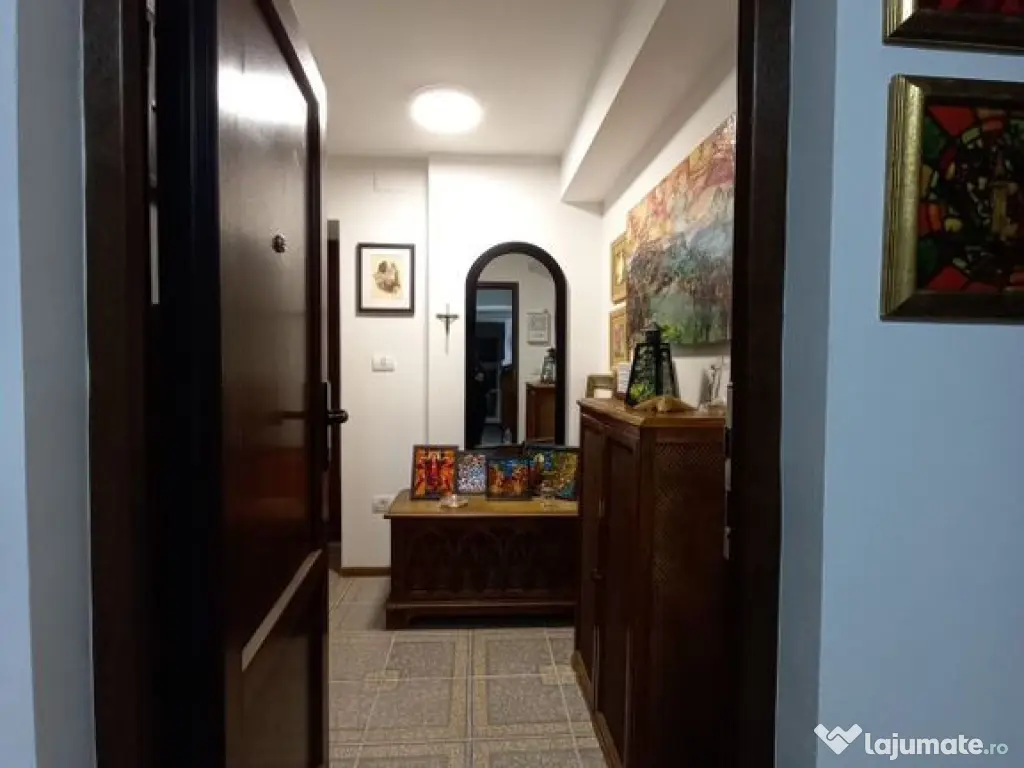 Apartament central la demisol înalt