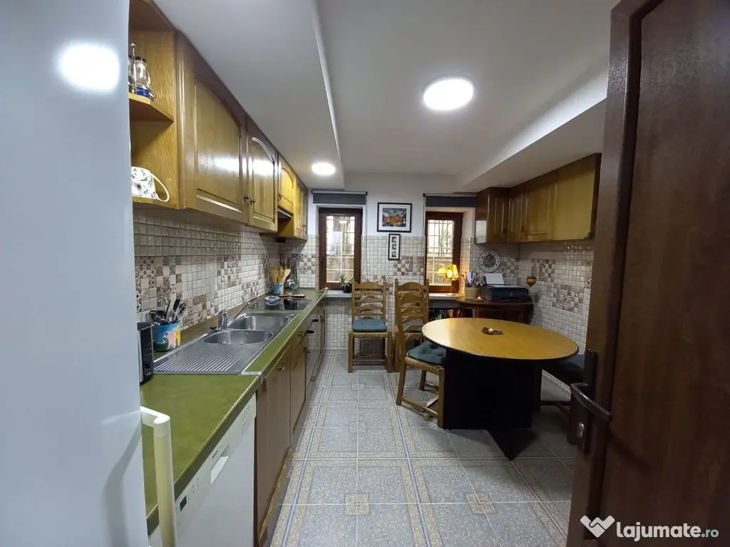 Apartament central la demisol înalt