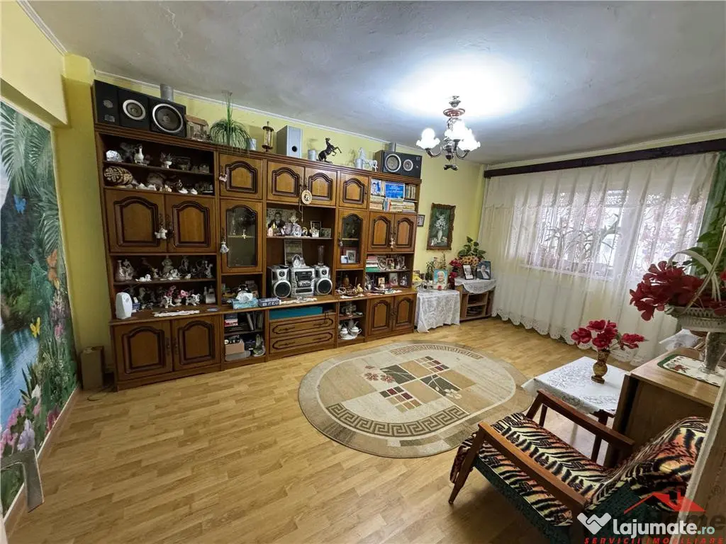 Apartament 3 camere zona centrala , etaj 7, pret 63.000 Euro