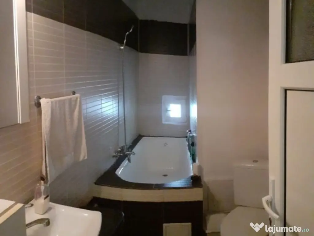 Apartament de vanzare, situat in zona Gara, vis-a-vis de par 