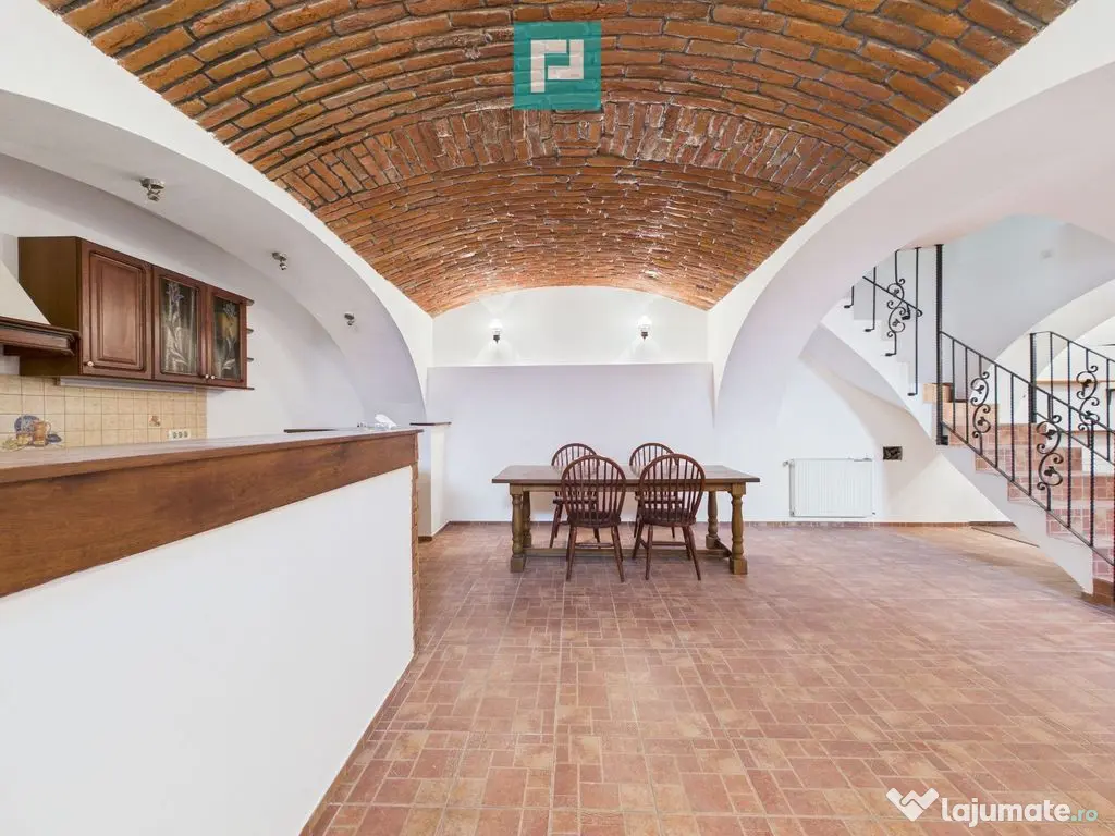 Apartament pe 3 niveluri - ultracentral, Arad 