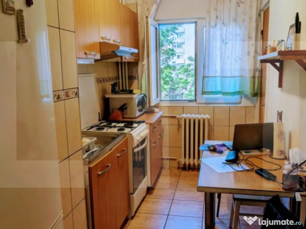 Apartament de vanzare, cu 3 camere, 65 mp, decomandat, Piaț