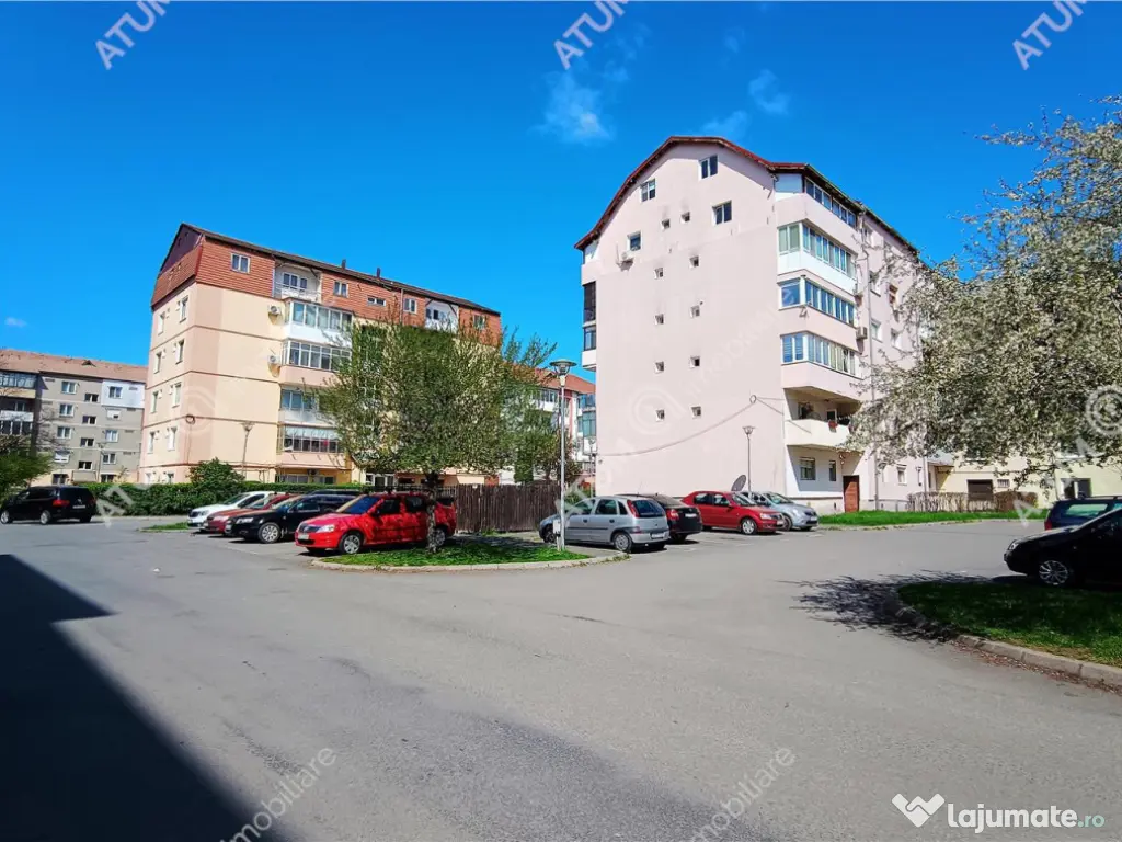 Apartament renovat cu 3 camere 2 bai si pivnita in Sibiu 