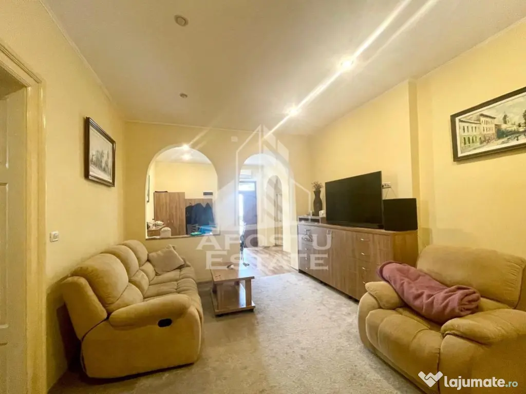 Casa cu 2 apartamente – zona Piata Catedralei 