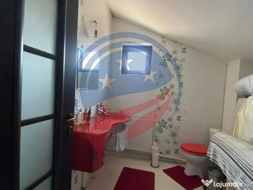 CASA DEOSEBITA APROAPE DE PROMENADA IN EUROCARTIER 