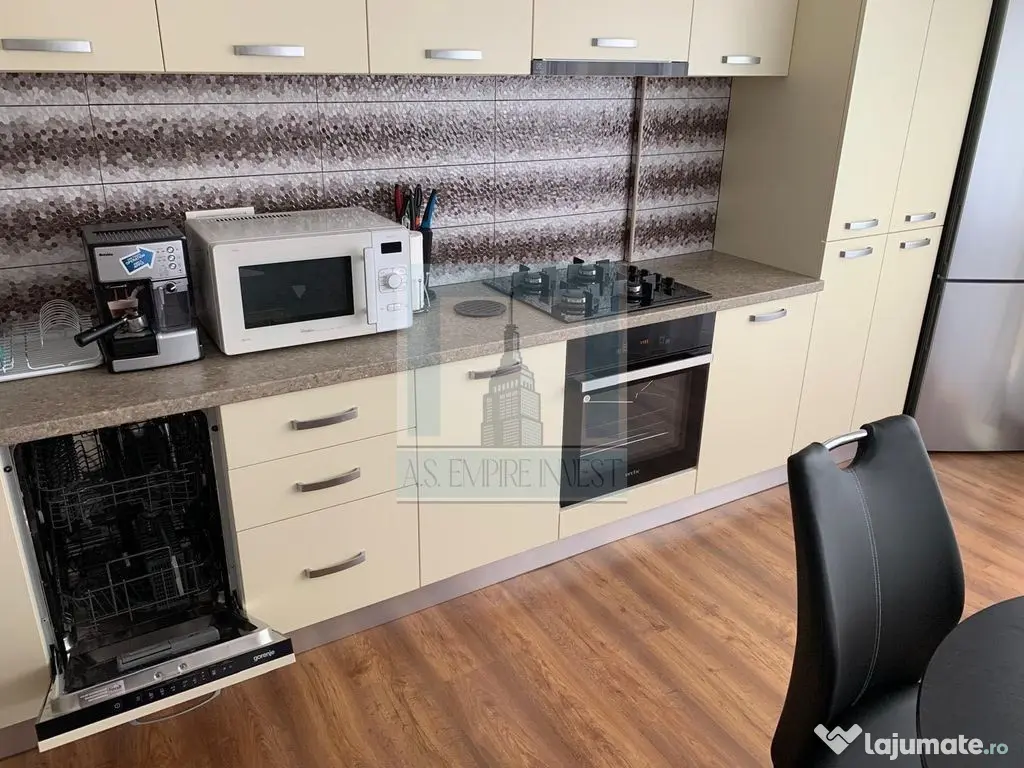 De vanzare apartament 3 camere/ zona Tractorul 