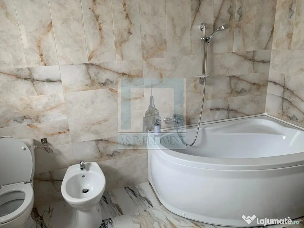 De vanzare apartament 3 camere/ zona Tractorul 