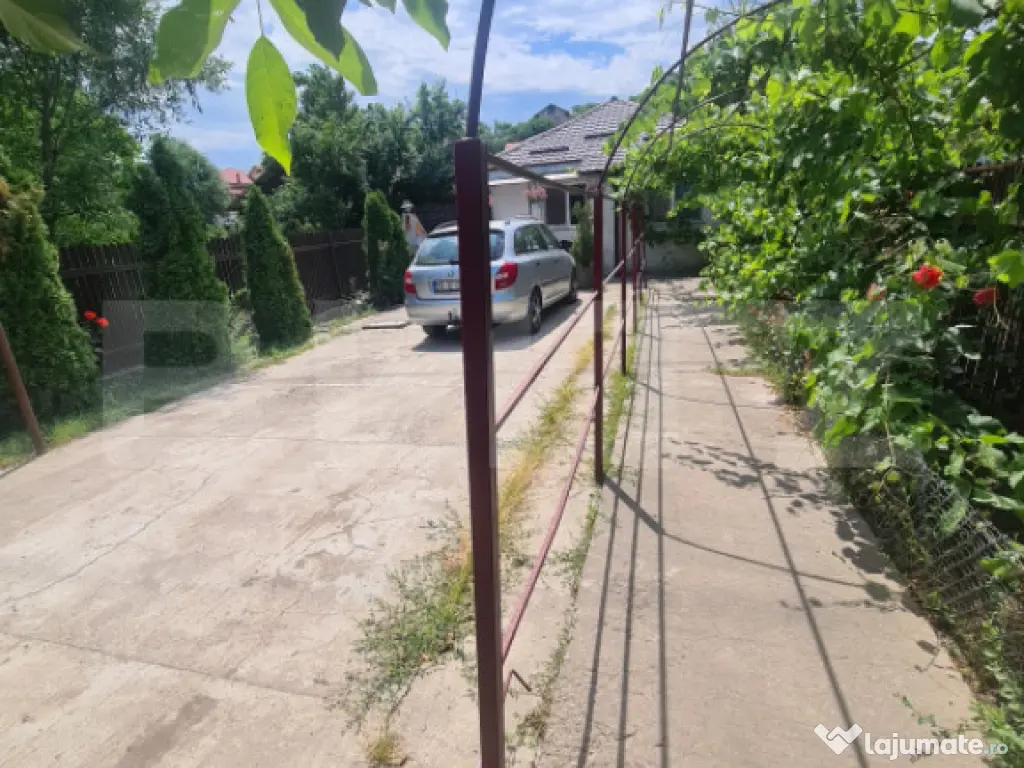 Casa de vanzare, cu 3 camere, 84 mp, zona Cicoarei