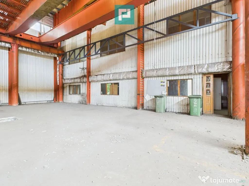 Hală industrială cu pod rulant și parcare betonată 