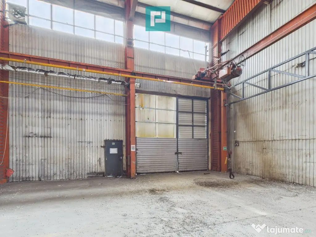 Hală industrială cu pod rulant și parcare betonată 