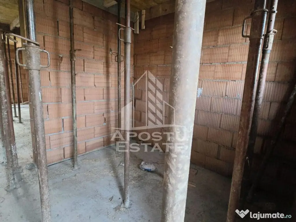 Jumatate de duplex pe parter cu 3 camere si 2 bai, Sag