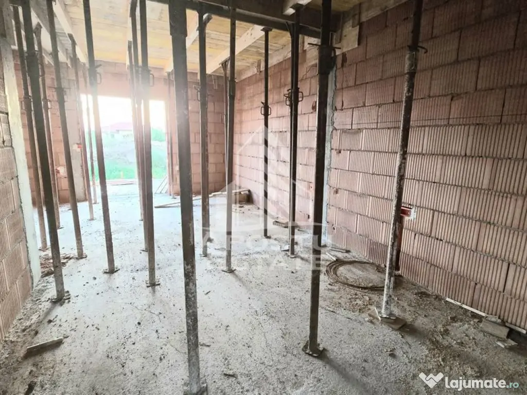 Jumatate de duplex pe parter cu 3 camere si 2 bai, Sag