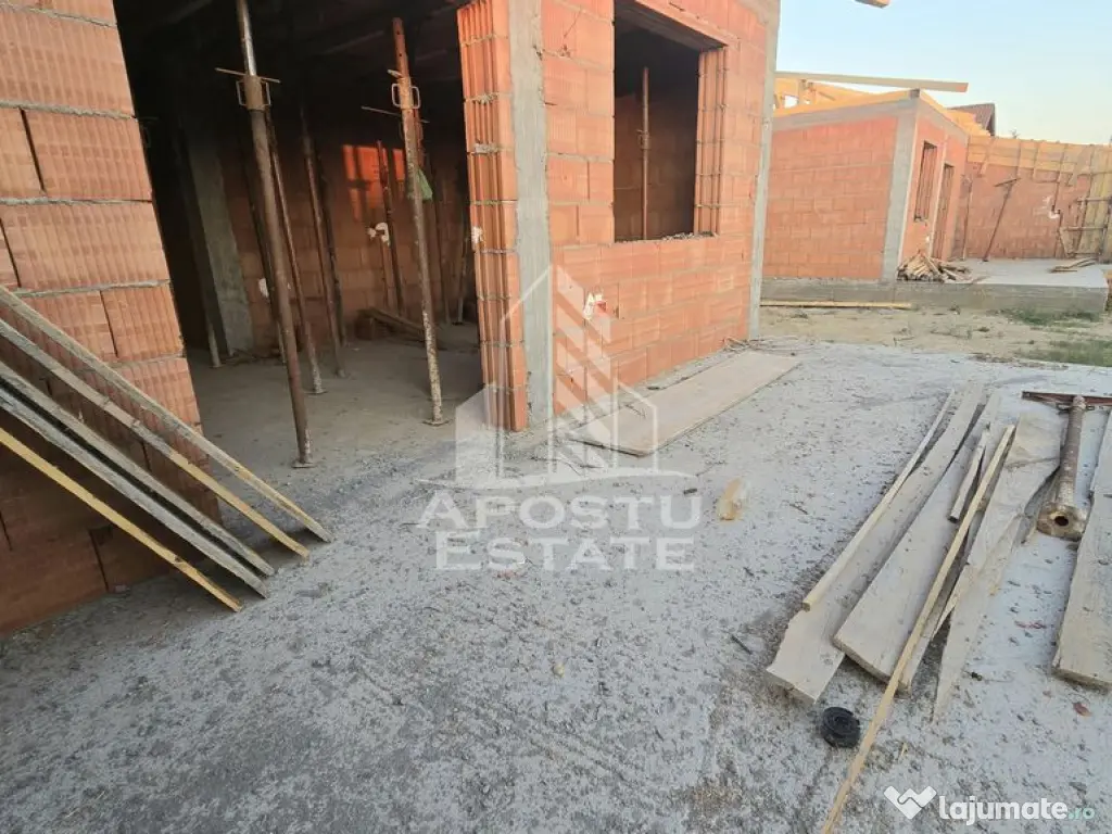 Jumatate de duplex pe parter cu 3 camere si 2 bai, Sag