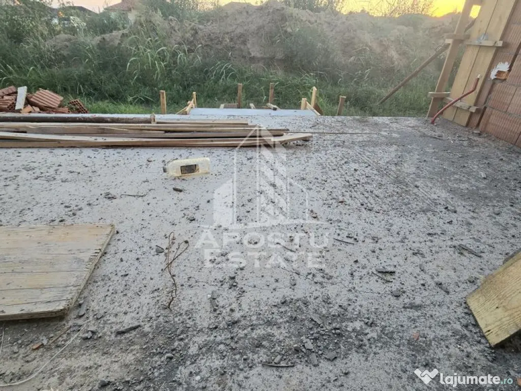 Jumatate de duplex pe parter cu 3 camere si 2 bai, Sag