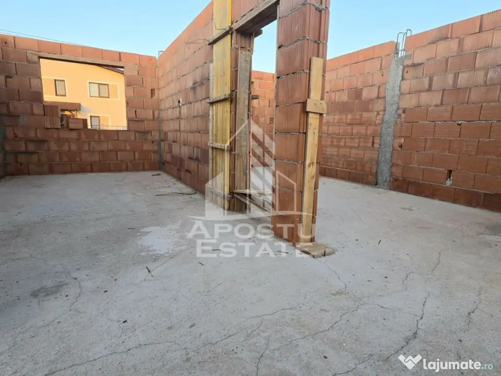 Jumatate de duplex pe parter cu 3 camere si 2 bai, Sag