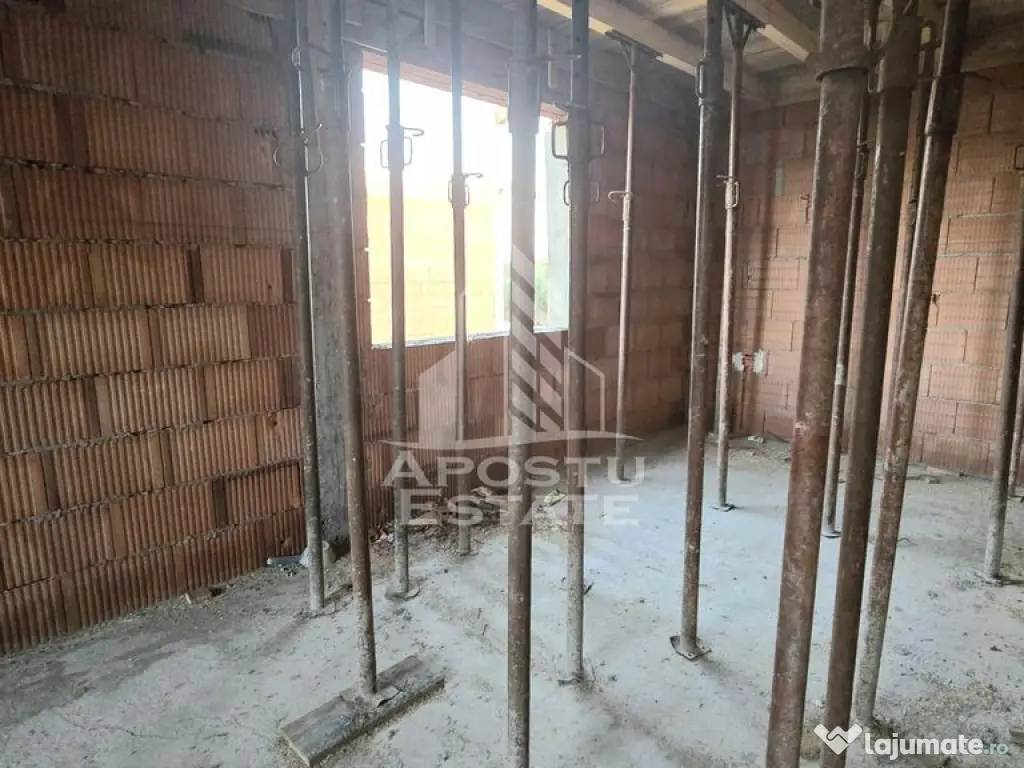 Jumatate de duplex pe parter cu 3 camere si 2 bai, Sag