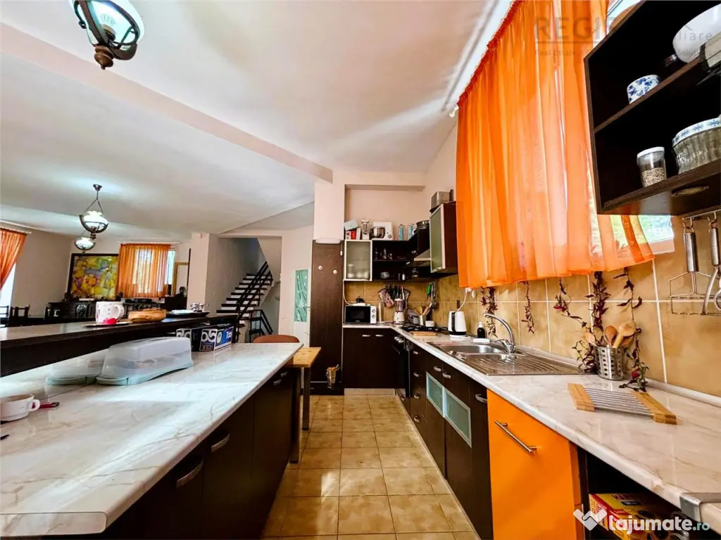 Vila Impunatoare cu Piscina pentru Familie sau Investitie Tu