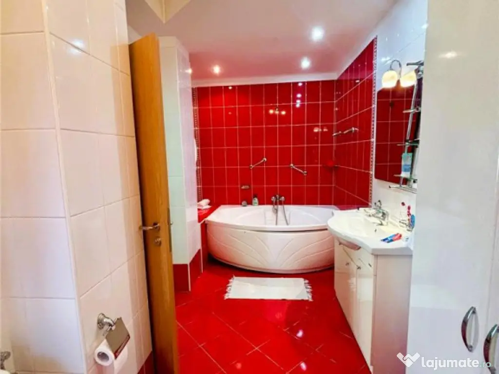 Vila Impunatoare cu Piscina pentru Familie sau Investitie Tu