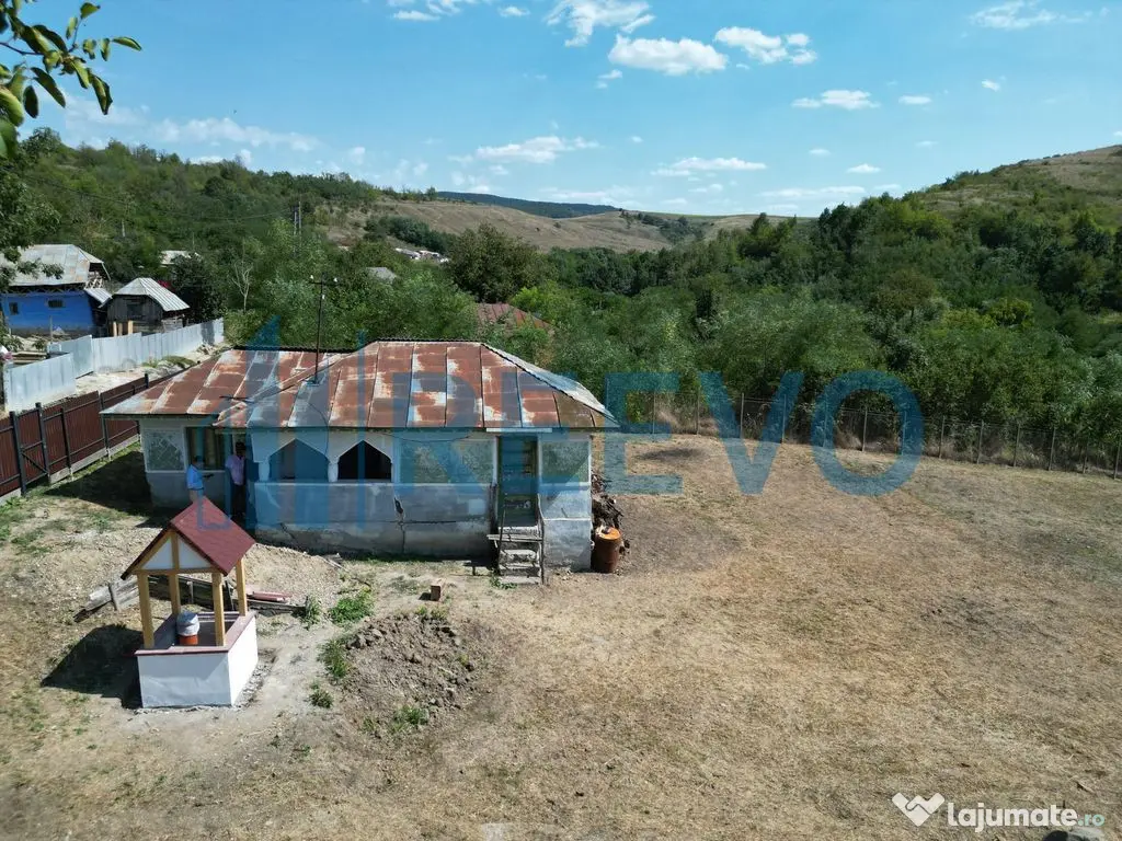 Casă și teren de vânzare în Parincea jud. Bacău. 