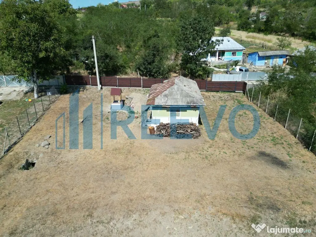 Casă și teren de vânzare în Parincea jud. Bacău. 