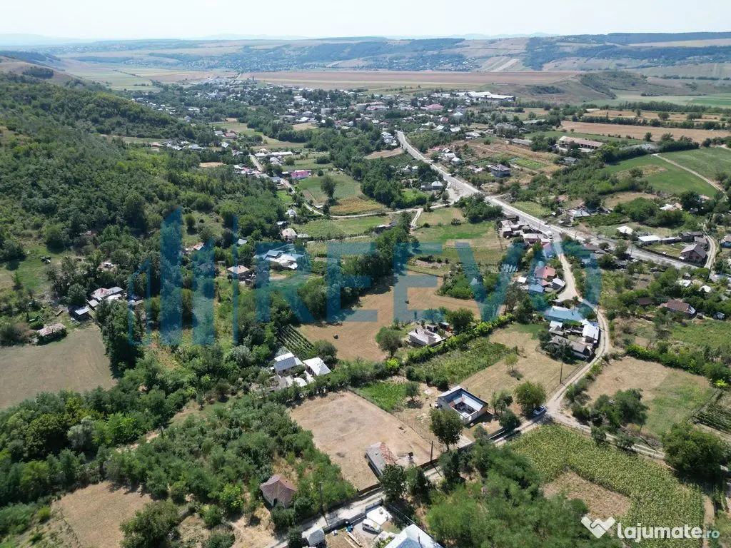 Casă și teren de vânzare în Parincea jud. Bacău. 