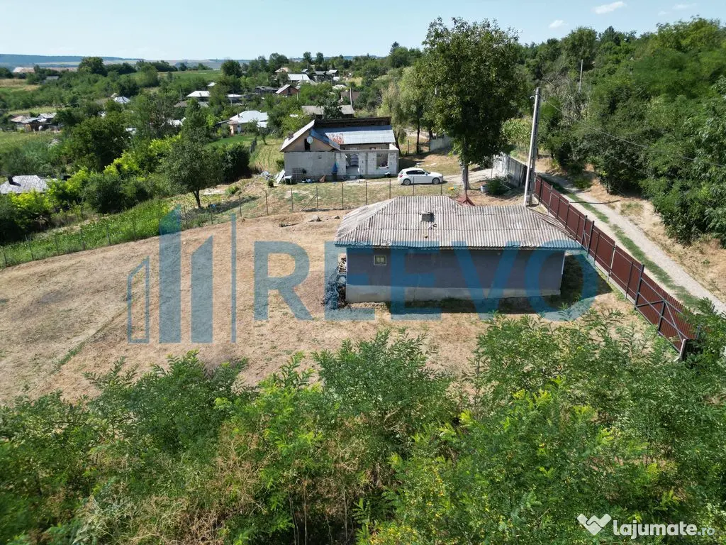 Casă și teren de vânzare în Parincea jud. Bacău. 
