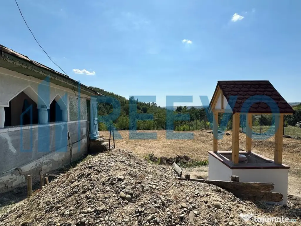 Casă și teren de vânzare în Parincea jud. Bacău. 