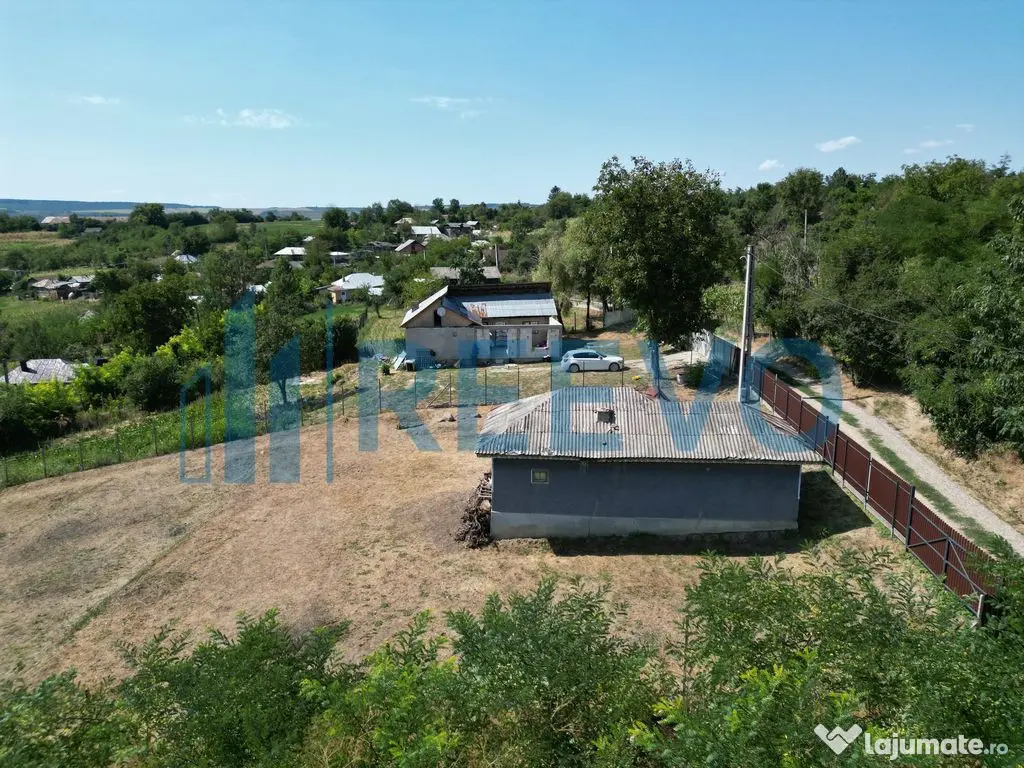 Casă și teren de vânzare în Parincea jud. Bacău. 