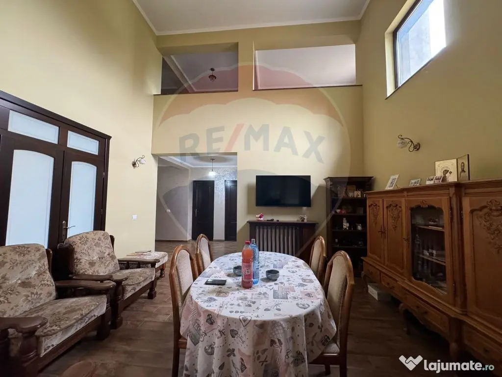Casă / Vilă nouă cu 5 camere + casă bătranească ren...