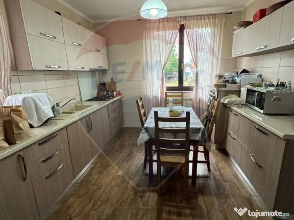 Casă / Vilă nouă cu 5 camere + casă bătranească ren...