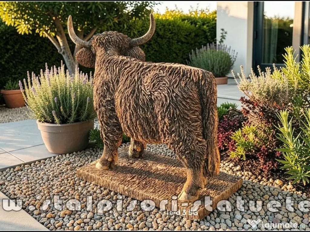 Statuetă văcuță Highland, galben patinat, model S106. 