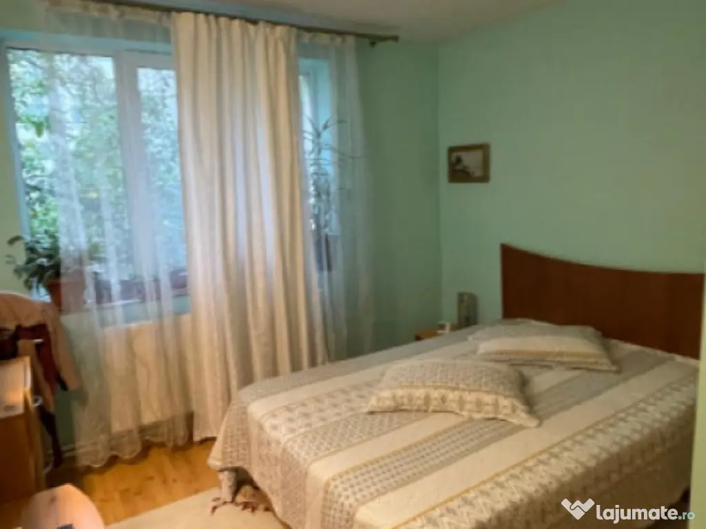 Apartament 4 camere - zona Far Constanta