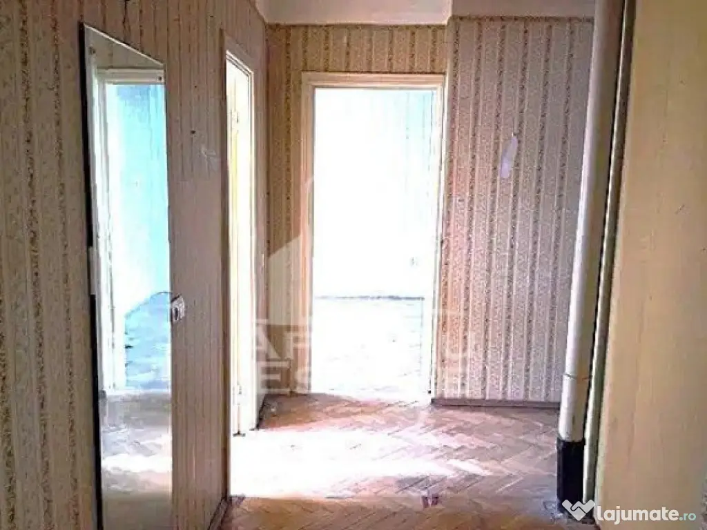 Apartament cu 3 camere, decomandat, centrala proprie,Spit...