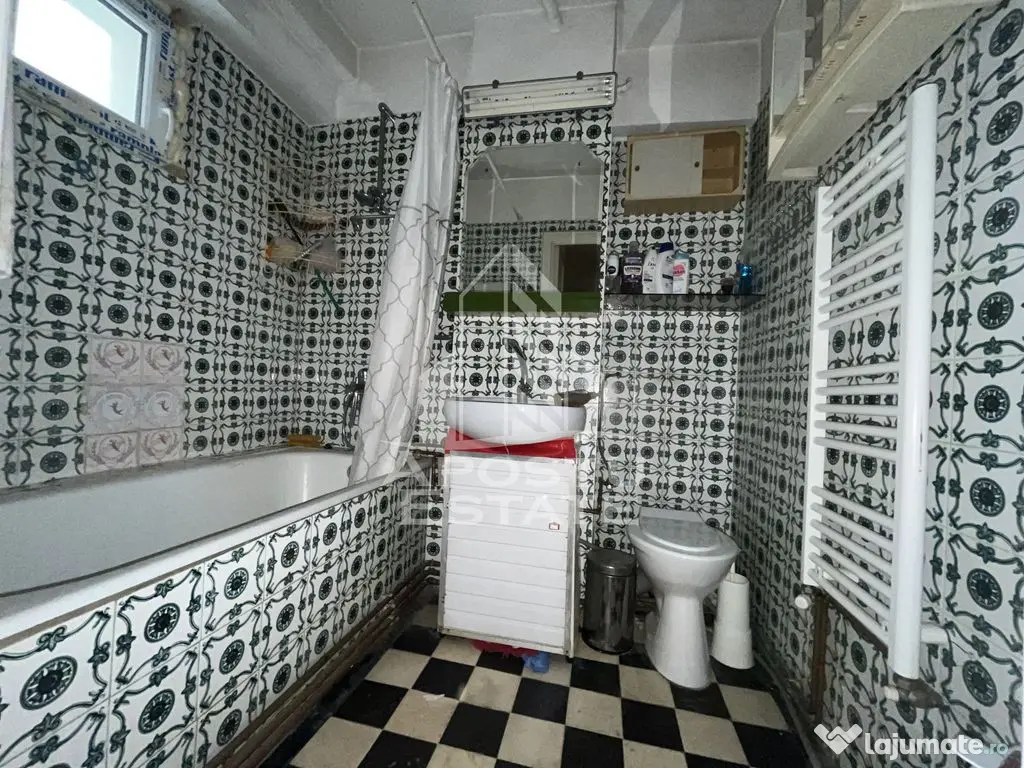 Apartament cu 3 camere, decomandat, centrala proprie,Spit...