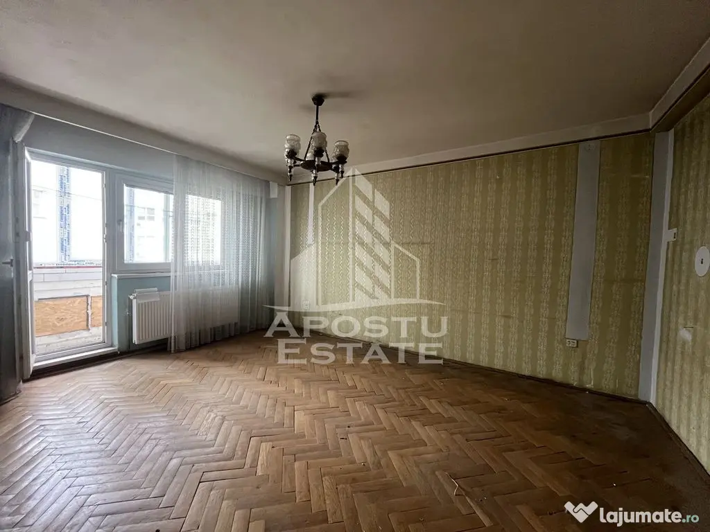 Apartament cu 3 camere, decomandat, centrala proprie,Spit...