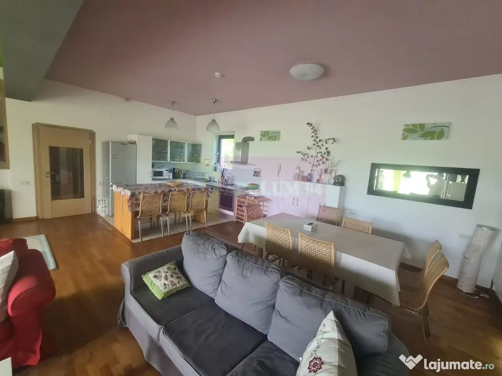 Vila de vanzare cu 6 camere in Cornu (teren 6.600 mp) 