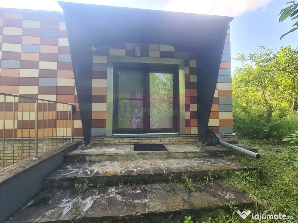 Vila de vanzare cu 6 camere in Cornu (teren 6.600 mp) 