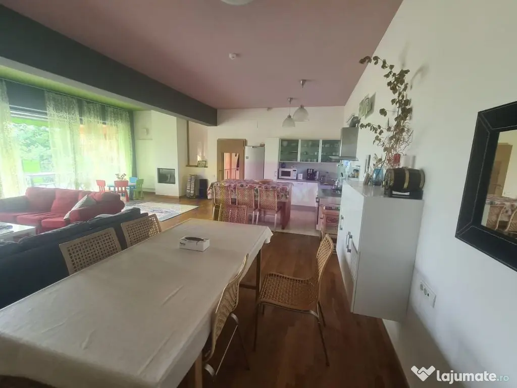 Vila de vanzare cu 6 camere in Cornu (teren 6.600 mp) 