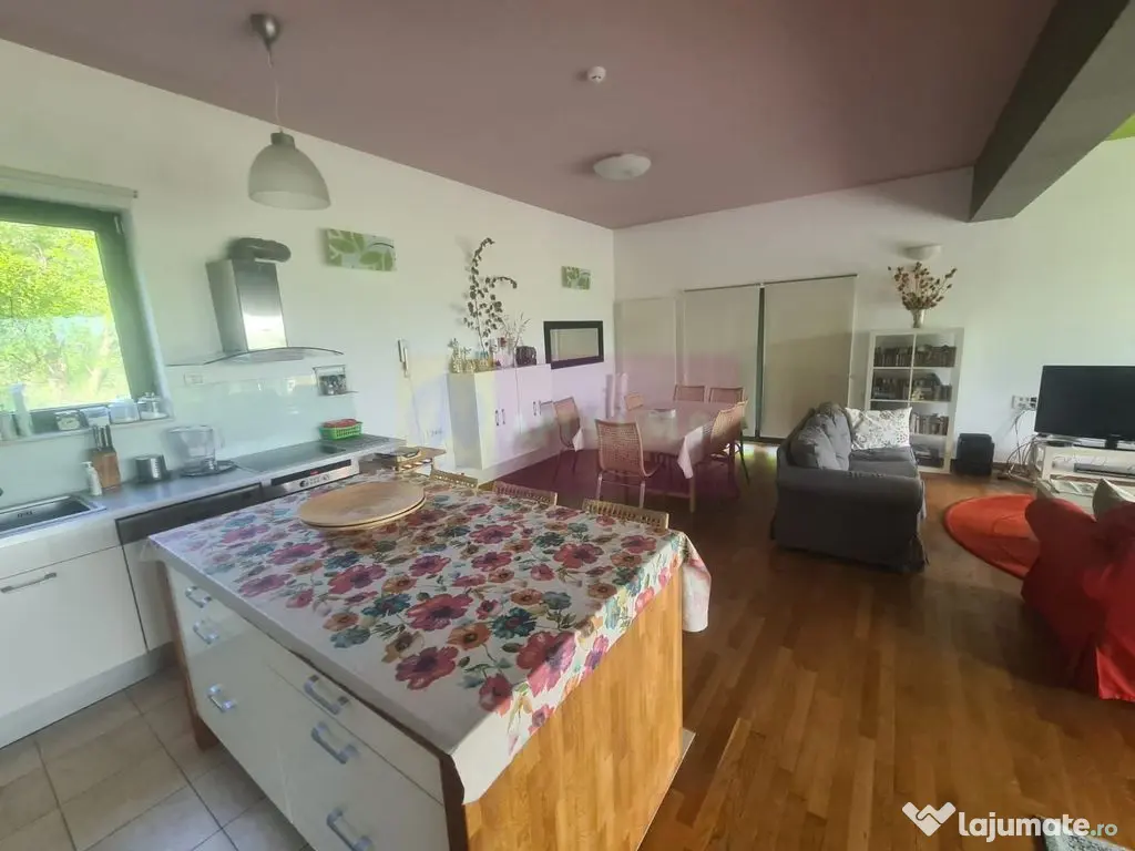 Vila de vanzare cu 6 camere in Cornu (teren 6.600 mp) 