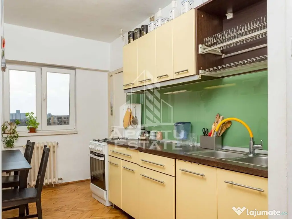 Apartament cu 3 camere, decomandat, etaj intermediar, zon...