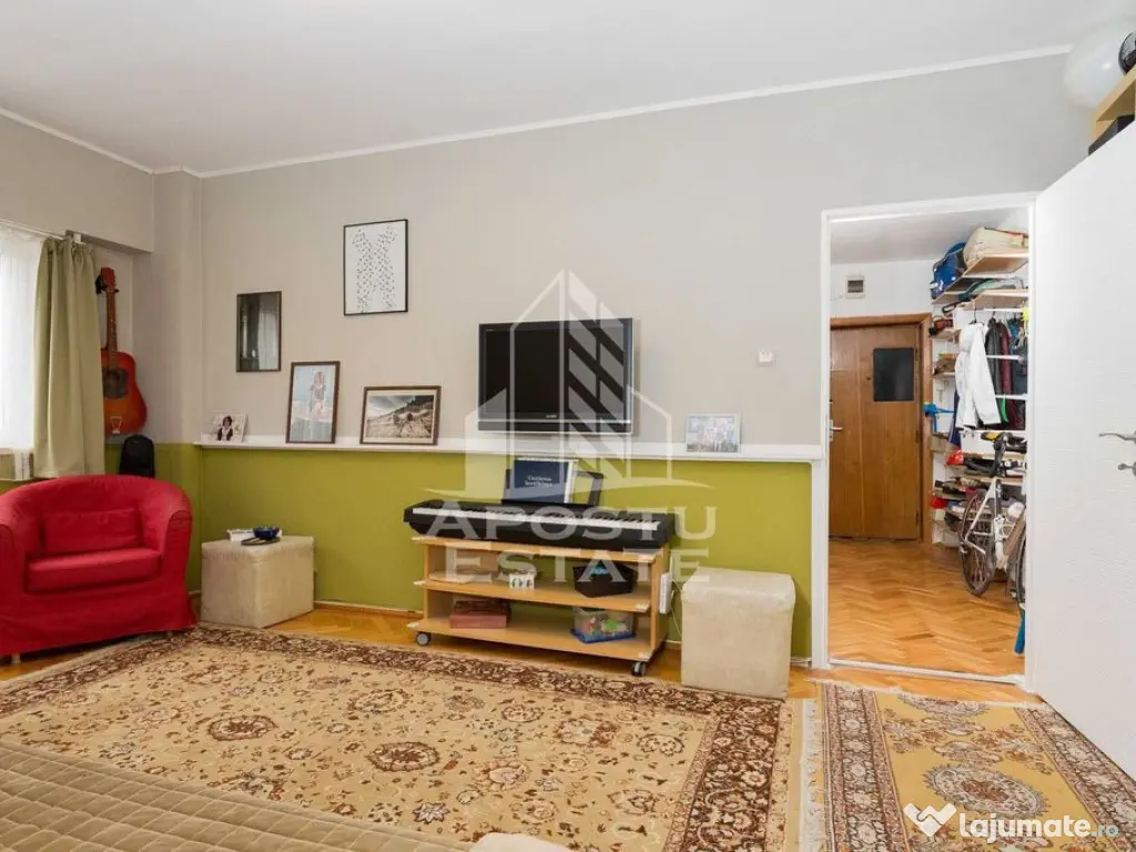 Apartament cu 3 camere, decomandat, etaj intermediar, zon...