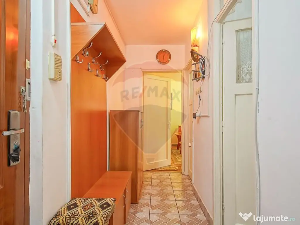 Apartament 3 camere, complet mobilat, la 1 minut de Piaț... 